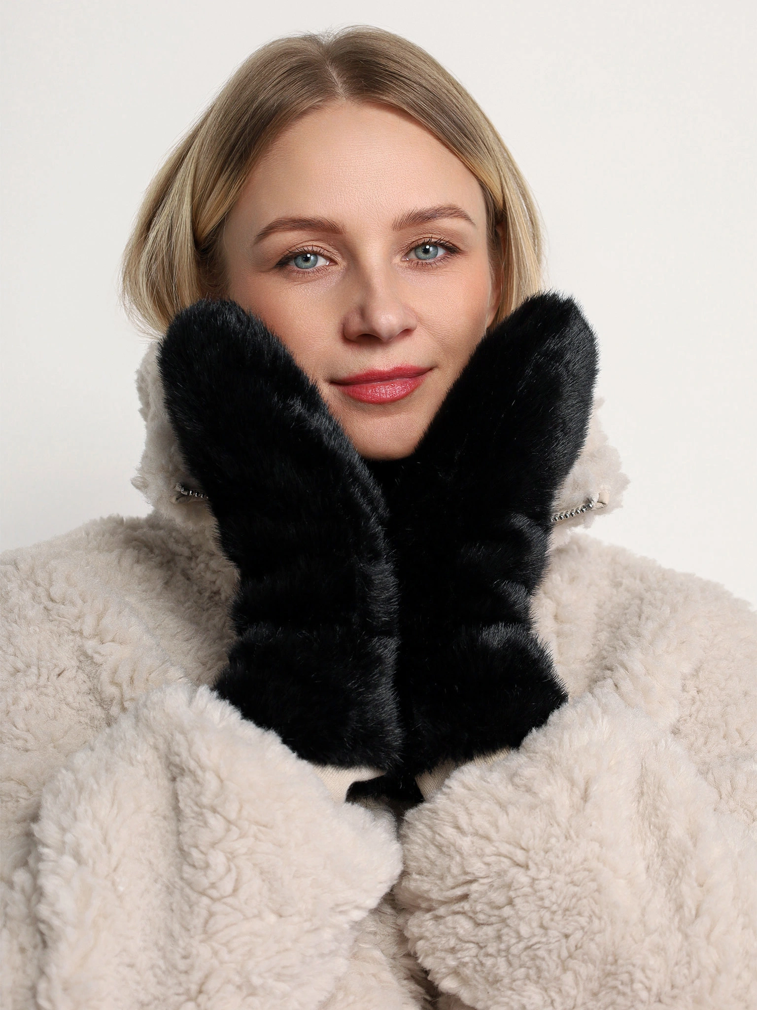 Варежки из искусственного меха в ассортименте